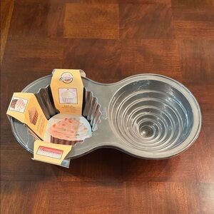 Wilton Giant Dimension Large Cupcake Pan 3D Non-Stick Mold Jumbo Baking Cake
